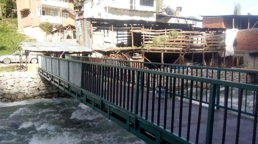 Artvin İli Yusufeli İlçesi Bıçakçılar köyü 12 metre yaya köprüsü 
